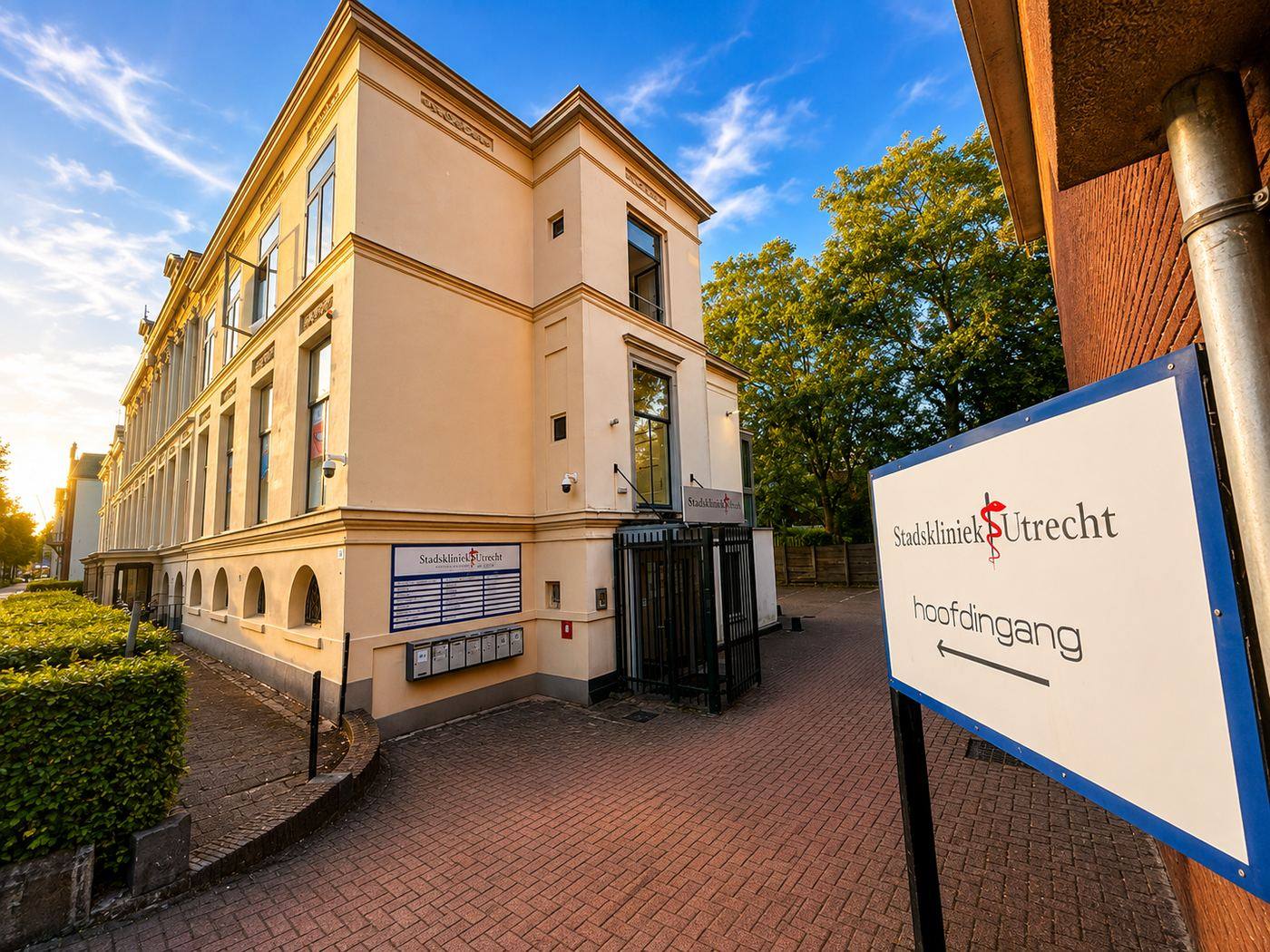 Main entrance to Stadskliniek Utrecht — Het Vrelinghuis